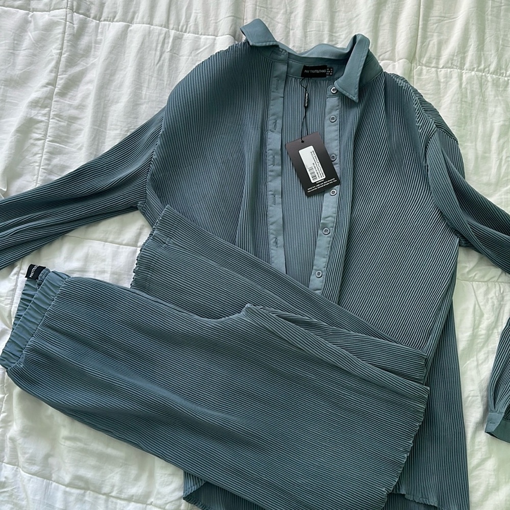 Pretty Little Thing set. Never worn. Tags still on.